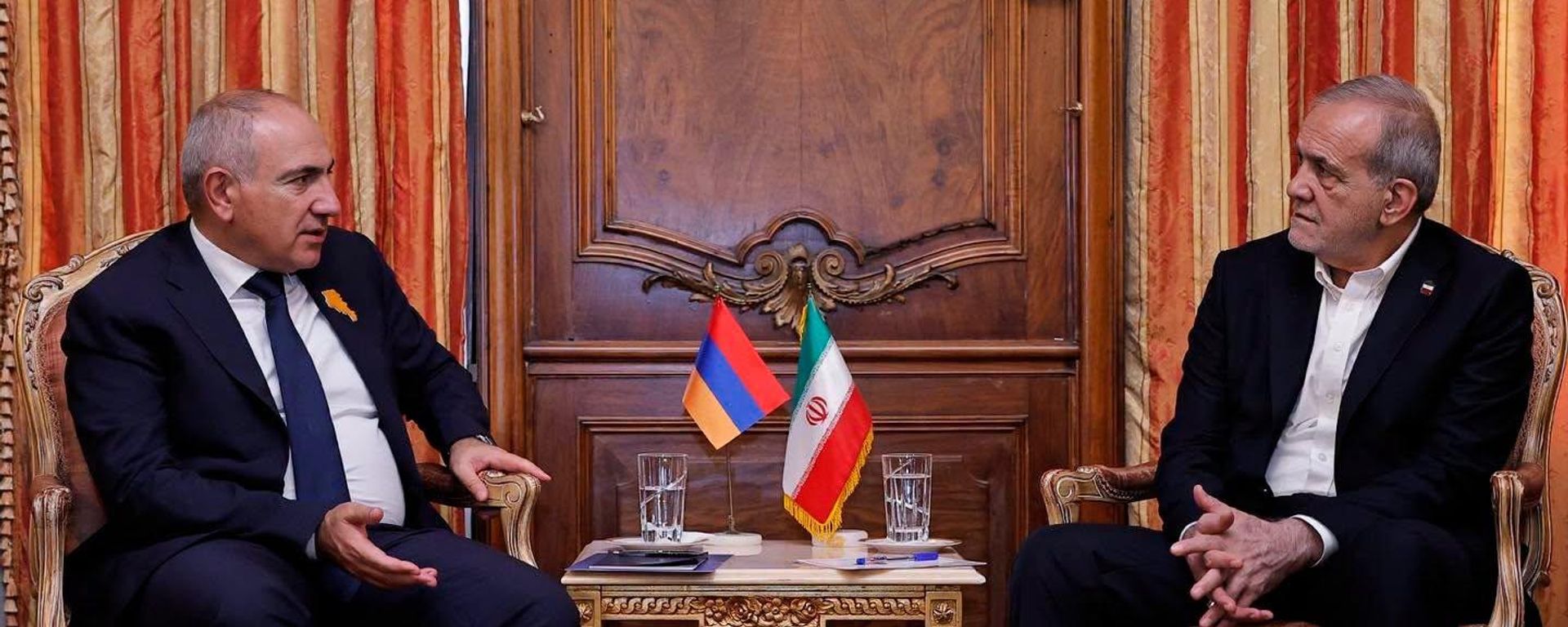 Премьер-министр Армении Никол Пашинян и президент Ирана Масуд Пезешкиан провели встречу в Нью-Йорке на полях Генеральной Ассамблеи ООН - Sputnik Азербайджан, 1920, 28.10.2026
