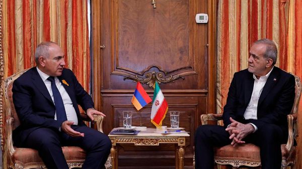 Премьер-министр Армении Никол Пашинян и президент Ирана Масуд Пезешкиан провели встречу в Нью-Йорке на полях Генеральной Ассамблеи ООН - Sputnik Азербайджан