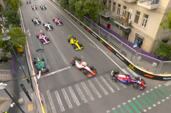 На Гран-при Азербайджана Формулы-2 произошла массовая авария На Гран-при Азербайджана Формулы-2 произошла массовая авария - Sputnik Азербайджан