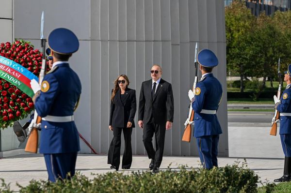 Президент Азербайджана Ильхам Алиев и первая леди Мехрибан Алиева посетили Парк Победы в Баку  по случаю Дня памяти  - Sputnik Азербайджан
