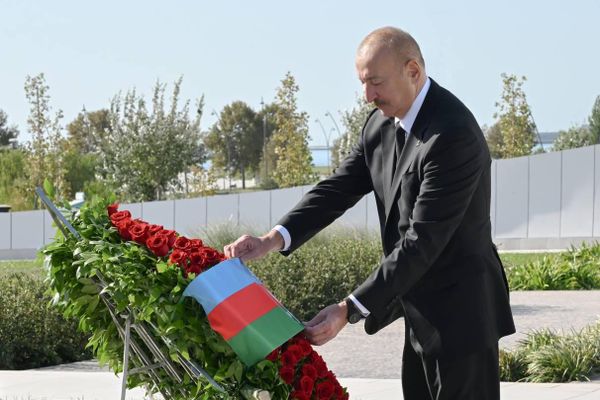 Президент Азербайджана Ильхам Алиев и первая леди Мехрибан Алиева посетили Парк Победы в Баку  по случаю Дня памяти  - Sputnik Азербайджан