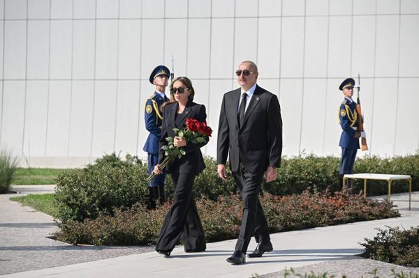 Президент Азербайджана Ильхам Алиев и первая леди Мехрибан Алиева посетили Парк Победы в Баку  по случаю Дня памяти  - Sputnik Азербайджан