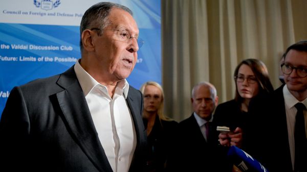 Министр иностранных дел РФ Сергей Лавров во время пресс-подхода на XXIII ежегодном заседании Международного дискуссионного клуба Валдай в Москве. - Sputnik Азербайджан