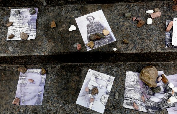 Класть камни на могилы в еврейской традиции означает знак того, что усопшего помнят и навещают. - Sputnik Азербайджан