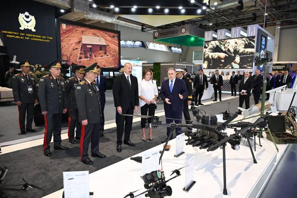 Президенту Азербайджана и первой леди представляли оборонные разработки  - Sputnik Азербайджан