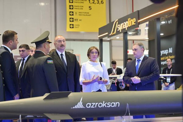 Ильхам Алиев и Мехрибан Алиева ознакомились с оборонной техникой Аzroksan - Sputnik Азербайджан