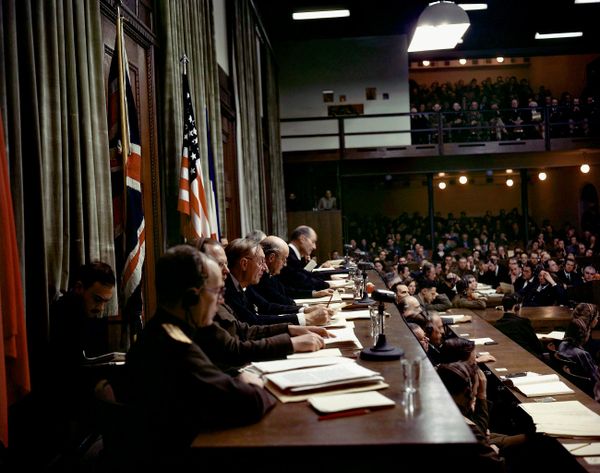 На этой архивной фотографии от 30 сентября 1946 года члены Международного военного трибунала зачитывают приговоры в зале суда Дворца юстиции в Нюрнберге (Германия). В пятницу, 20 ноября 2020 года, Германия отмечает 75-ю годовщину знаковых Нюрнбергских процессов над рядом нацистских лидеров . (AP Photo/Eddie Worth, file) - Sputnik Азербайджан