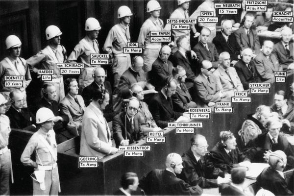1 октября 1946 года Герман Геринг (стоит на переднем плане на скамье подсудимых) выступает с последним словом на заключительном этапе Нюрнбергского процесса по делу о военных преступлениях во Дворце юстиции в Германии. На этой фотографии указаны имя каждого подсудимого и вынесенный Международным трибуналом приговор.(AP Photo) - Sputnik Азербайджан
