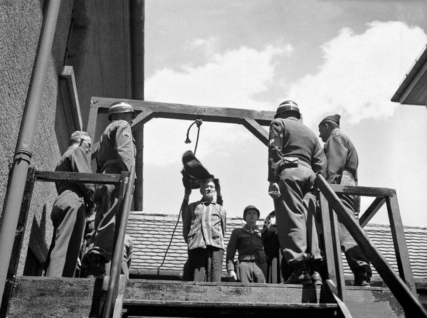 28 мая 1946 года американские военные власти готовятся к казни через повешение 74-летнего доктора Клауса Карла Шиллинга в Ландсберге (Германия). На судебном процессе по делу о военных преступлениях в Дахау он был признан виновным в использовании 1200 узников концентрационного лагеря для экспериментов с малярией. (AP Photo/Robert Clover) - Sputnik Азербайджан