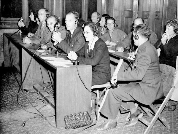18 ноября 1945 года в здании суда в Нюрнберге (Германия) переводчики из четырех стран в ходе «учебного процесса» демонстрируют, как они будут переводить заседания на четыре языка, чтобы все присутствующие могли следить за ходом реальных судебных процессов.(AP Photo/B.I.Sanders) - Sputnik Азербайджан