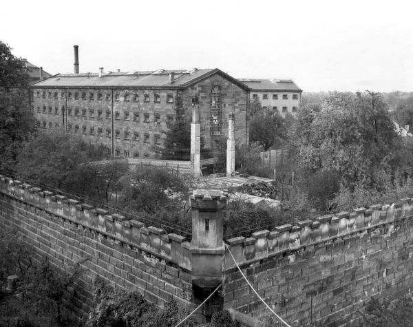 26 октября 1945 года в этом огороженном стеной здании Дворца юстиции в Нюрнберге (Германия) содержатся под стражей высшие нацистские руководители, судебный процесс над которыми по обвинению в военных преступлениях, как ожидается, начнется во второй половине ноября.(AP Photo/B.I. Sanders) - Sputnik Азербайджан