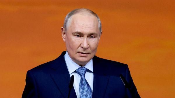 Владимир Путин принимает участие в пленарном заседании клуба «Валдай». - Sputnik Азербайджан
