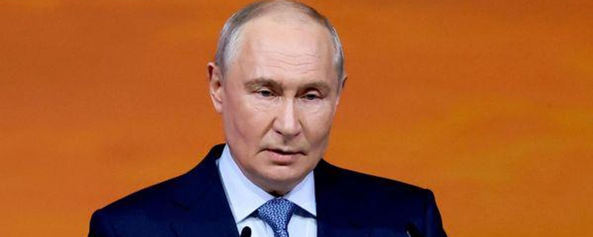 Владимир Путин принимает участие в пленарном заседании клуба «Валдай». - Sputnik Азербайджан, 1920, 01.10.2026