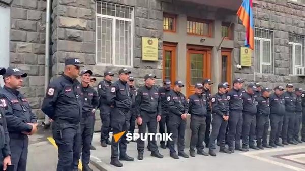 Видео Sputnik. У здания СНБ Армении проходит акция протеста в связи с инцидентом в Сюнике - Sputnik Азербайджан