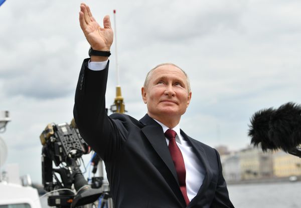 Президент РФ В. Путин принял участие в Главном военно-морском параде - Sputnik Азербайджан