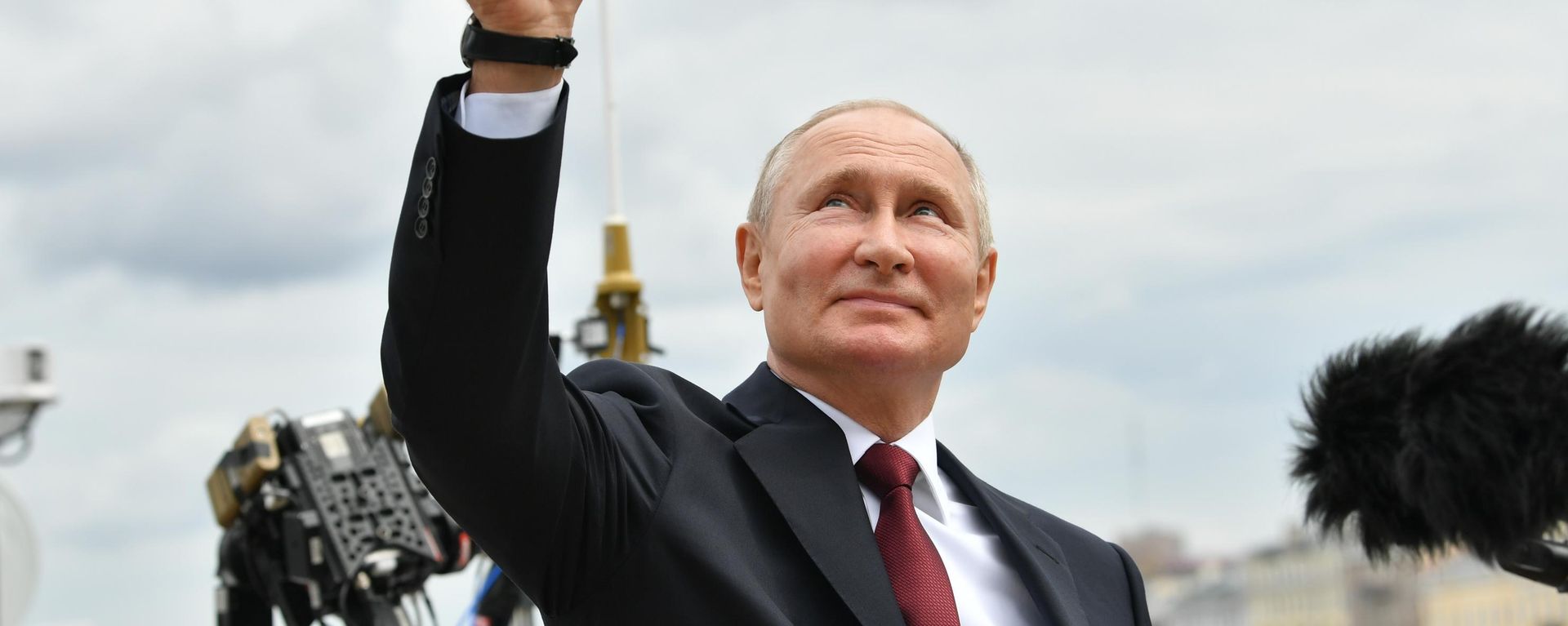 Президент РФ В. Путин принял участие в Главном военно-морском параде - Sputnik Азербайджан, 1920, 07.10.2026