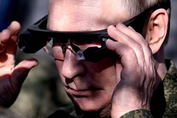 Президент РФ Владимир Путин примеряет тепловизионные очки Стрекоза - Sputnik Азербайджан