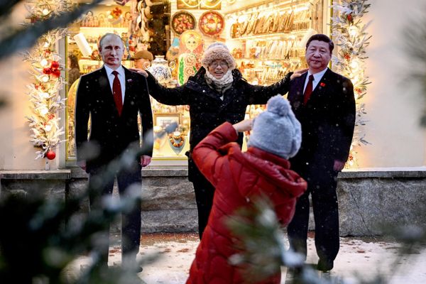Турист фотографируется у фигур президента РФ Владимира Путина и председателя КНР Си Цзиньпина на Арбате - Sputnik Азербайджан