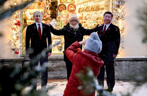 Турист фотографируется у фигур президента РФ Владимира Путина и председателя КНР Си Цзиньпина на Арбате - Sputnik Азербайджан