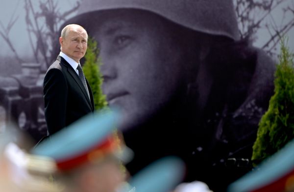 Президент РФ Владимир Путин на церемонии открытия Ржевского мемориала Советскому солдату - Sputnik Азербайджан