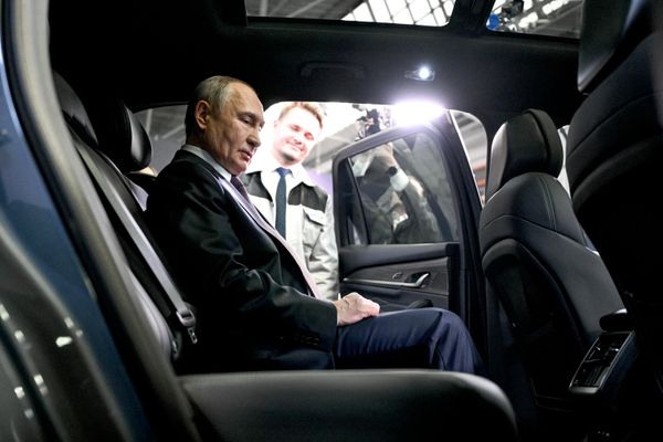 Президент РФ Владимир Путин во время осмотра Нижегородского автомобильного кластера - Sputnik Азербайджан