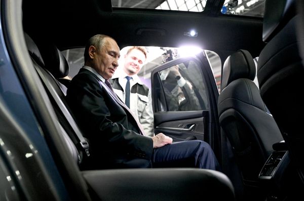 Президент РФ Владимир Путин во время осмотра Нижегородского автомобильного кластера - Sputnik Азербайджан