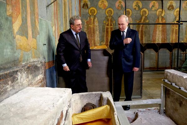 Президент РФ Владимир Путин у саркофага с мощами святого князя-воина Дмитрия Донского - Sputnik Азербайджан