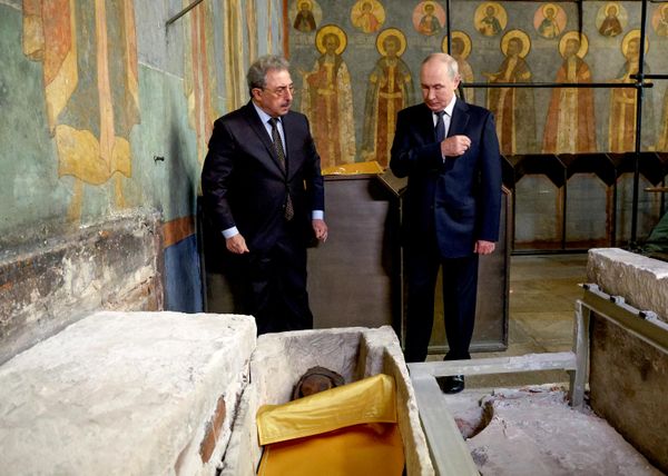 Президент РФ Владимир Путин у саркофага с мощами святого князя-воина Дмитрия Донского - Sputnik Азербайджан