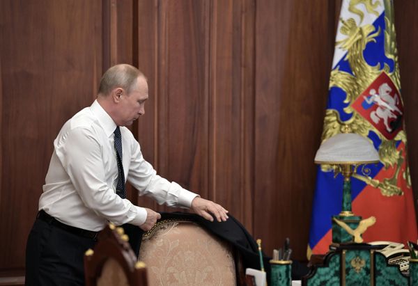 Избранный президент РФ Владимир Путин в рабочем кабинете перед церемонией инаугурации в Кремле - Sputnik Азербайджан