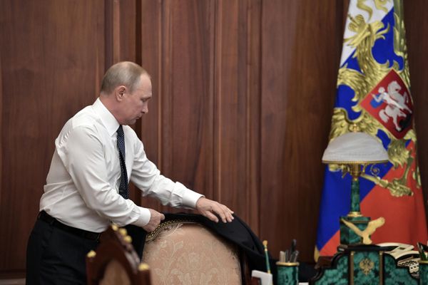 Избранный президент РФ Владимир Путин в рабочем кабинете перед церемонией инаугурации в Кремле - Sputnik Азербайджан