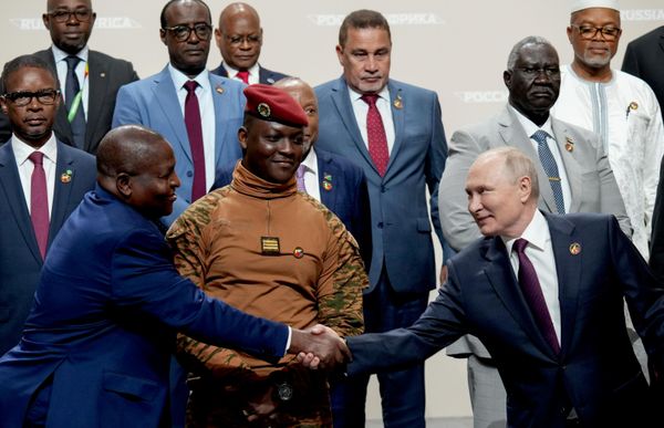 Совместное фотографирование президента РФ В. Путина с главами делегаций - участниками II Саммита Россия - Африка - Sputnik Азербайджан