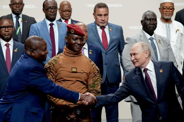 Совместное фотографирование президента РФ В. Путина с главами делегаций - участниками II Саммита Россия - Африка - Sputnik Азербайджан
