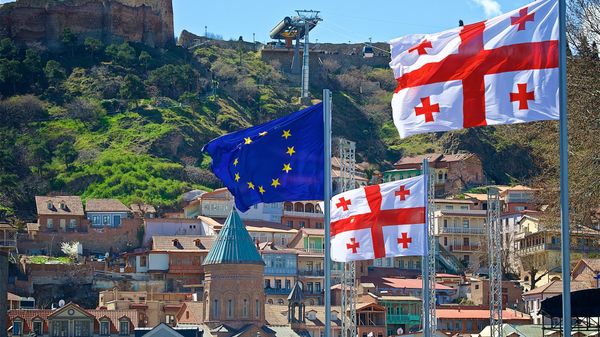 Флаги ЕС и Грузии в центре грузинской столицы - Sputnik Азербайджан