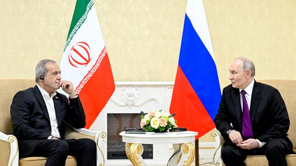 Путин провел встречу с иранским лидером Масудом Пезешкианом  - Sputnik Азербайджан