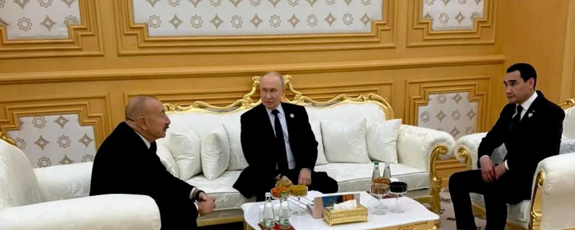 Путин, Алиев и Бердымухамедов пообщались в неформальной обстановке на саммите СНГ - Sputnik Азербайджан, 1920, 09.10.2026