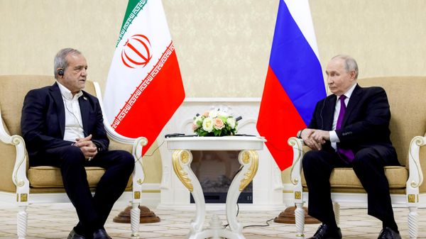 Президент РФ Владимир Путин и президент Ирана Масуд Пезешкиан - Sputnik Азербайджан