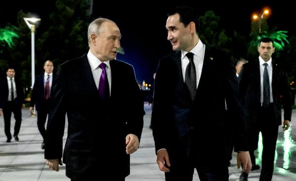 Президент РФ Владимир Путин и президент Туркменистана Сердар Бердымухамедов во время встречи в Туркменбаши. - Sputnik Азербайджан