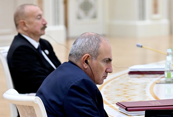 Премьер-министр Армении Никол Пашинян (на первом плане) и президент Азербайджана Ильхам Алиев на заседании совета глав государств-участников СНГ в расширенном составе в Туркменбаши - Sputnik Азербайджан