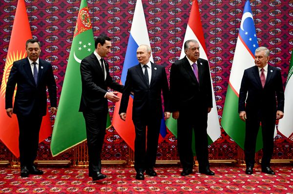 Президент Киргизии Садыр Жапаров, президент Туркменистана Сердар Бердымухамедов, президент РФ Владимир Путин, президент Таджикистана Эмомали Рахмон и президент Узбекистана Шавкат Мирзиёев перед началом саммита Совета глав государств СНГ в Туркменбаши - Sputnik Азербайджан