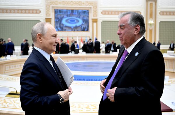 Президент РФ Владимир Путин и президент Таджикистана Эмомали Рахмон после заседания совета глав государств-участников СНГ в расширенном составе в Туркменбаши - Sputnik Азербайджан