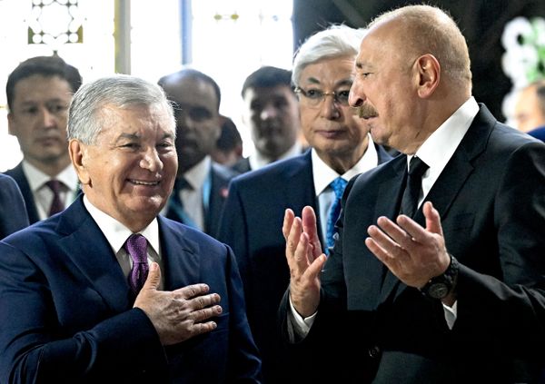 Президент Узбекистана Шавкат Мирзиёев и президент Азербайджана Ильхам Алиев во время посещения Фестиваля национальных блюд государств СНГ в Туркменбаши - Sputnik Азербайджан