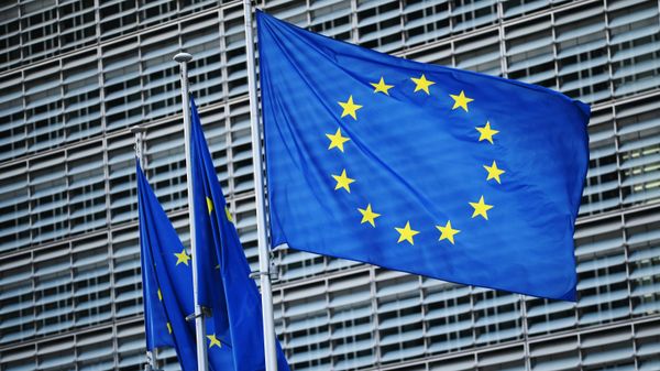 Флаги с символикой Евросоюза у здания Еврокомиссии в Брюсселе, Бельгия - Sputnik Азербайджан