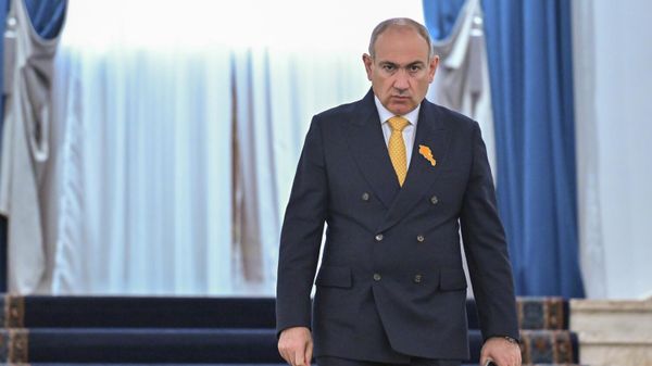 Премьер-министр Никол Пашинян перед началом брифинга (23 апреля 2026). Еревaн - Sputnik Азербайджан