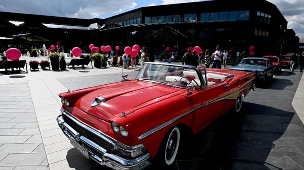 Автомобиль Ford Fairlane 500 Sunliner Convertible на ежегодном ралли ретро-автомобилей  в Московской области - Sputnik Азербайджан