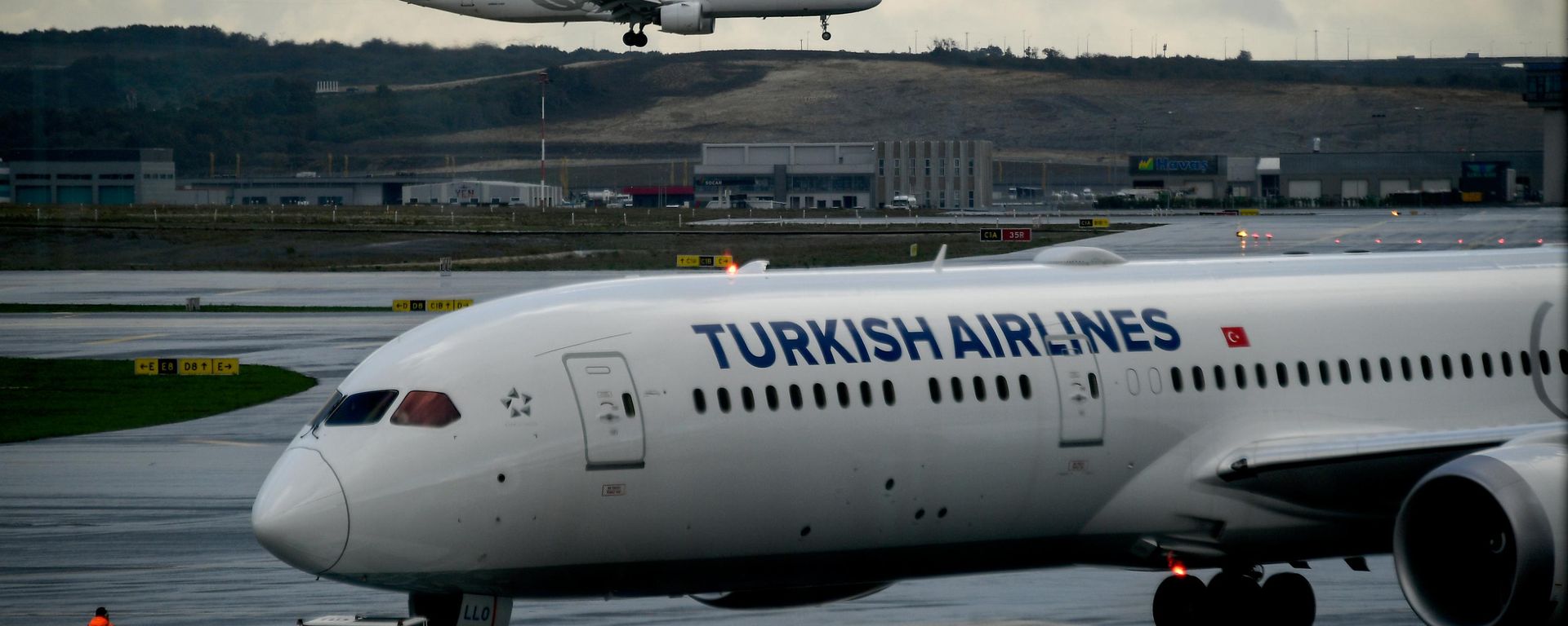 Самолеты авиакомпании Turkish Airlines в Международном аэропорту Стамбул  - Sputnik Азербайджан, 1920, 15.10.2026