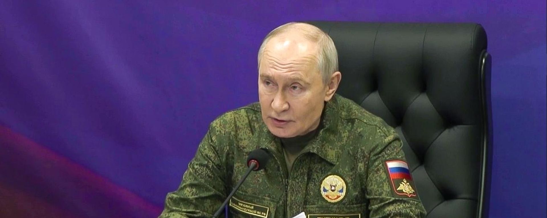 Президент Владимир Путин посетил вспомогательный пункт управления объединенной группировки войск - Sputnik Азербайджан, 1920, 16.10.2026