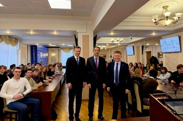 Рахман Мустафаев пообщался со студентами ННГУ и прочитал лекцию, посвященную внешней политике Азербайджана и современному состоянию азербайджано-российских отношений.  - Sputnik Азербайджан