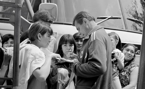 Советский вратарь Лев Яшин дает автографы, 1970 год - Sputnik Азербайджан