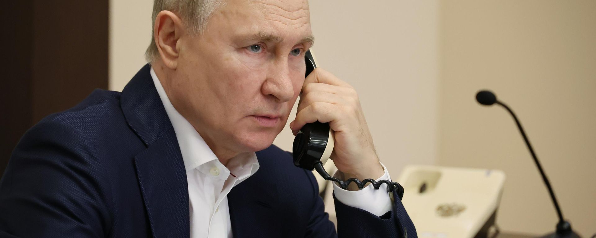 Президент РФ В. Путин поговорил по телефону с Агатой Былковой - Sputnik Азербайджан, 1920, 27.10.2026