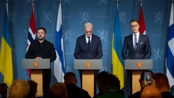 Президент Финляндии Александр Стубб и премьер-министр Норвегии Йонас Гар Стере с Владимиром Зеленским - Sputnik Азербайджан
